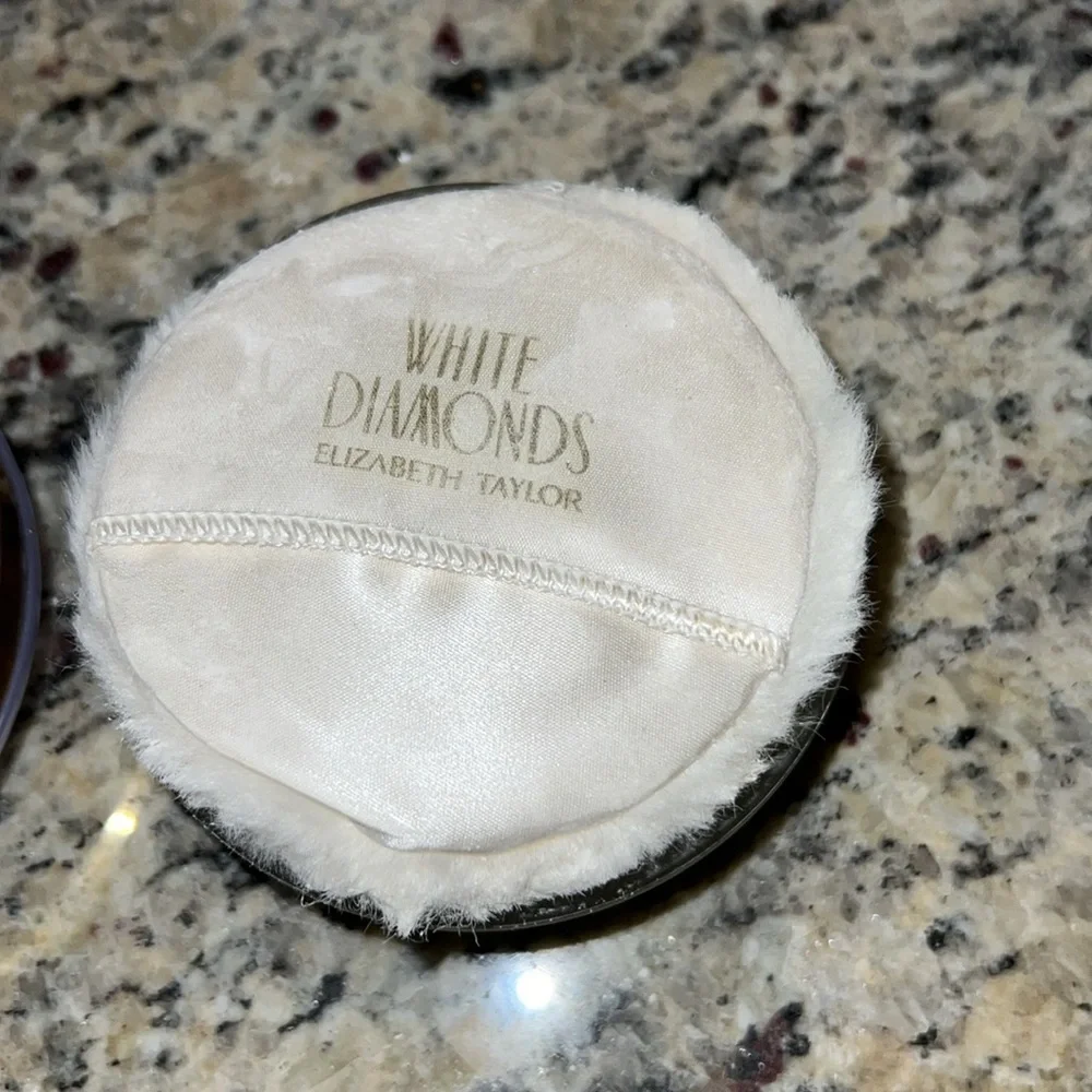 Beautiful Estée Lauder Powder Perfume - Picture 3 of 6